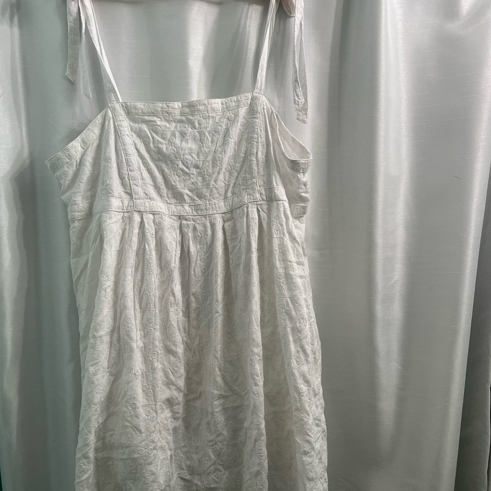 NWOT Eyelet Tie Strap White Summer DressWith Pockets